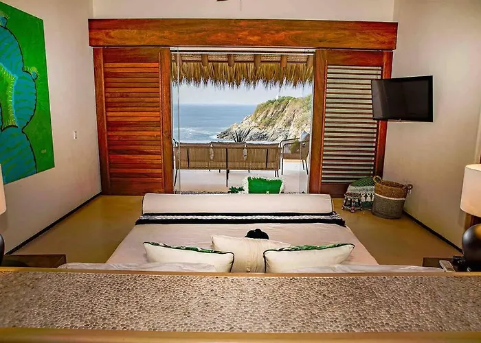 Exclusiva En Punta Garrobo Zihuatanejo